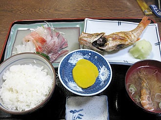 塩焼き定食。のどぐろの塩焼き、烏賊、甘海老、平目のお刺身の定食で1400円。絶品です。