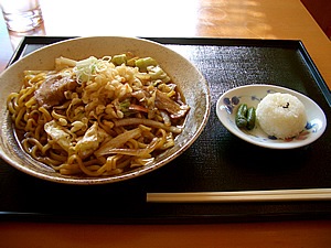 つゆ焼きそば。焼きそばとして美味しいのはもちろん、つゆとおにぎりもよく合ってます。おにぎりが大きいともっといい。