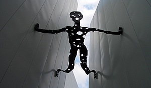 十和田市現代美術館に展示されている「フライングマン・アンド・ハンター」のフライングマン（穴開いてるけど飛べるのか？）。