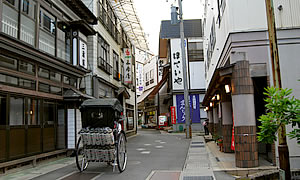 肘折温泉は小さいながら風情のある温泉街で、昭和な雰囲気が和む。