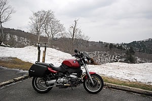 道沿いにはまだ雪が残る。