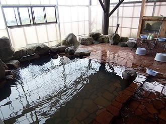 鄙びた雰囲気の桜湯は、ナトリウム-流酸塩・塩化物温泉の源泉かけ流し。営業時間は9:00～20:00で火曜定休。入浴料は300円。