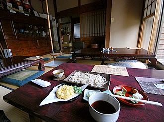 親戚の家の茶の間のような、あったかい雰囲気のお店が山形には多いのです。