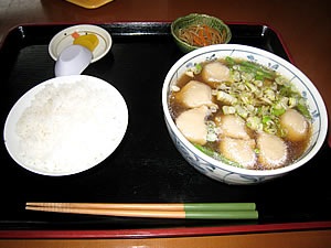 そば団子定食850円は、そばの風味＋団子がフワッとしていてなかなか美味い。