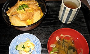 定義三角あぶらあげ丼（650円）。見かけないでしょう？本当に味は親子丼。