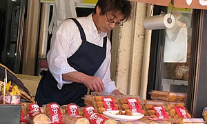 人気の「揚げ饅頭」10ヶ780円も是非お土産にしたいところ。懐かしくていい感じ。