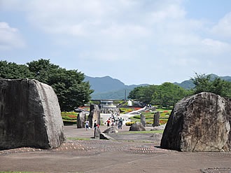 作並温泉から15分程度でしょうか、国道286号線沿いには『みちのく公園』があります。とにかく広くて緑の多い公園で、休日には多くの家族連れや団体客で込み合います。が、イイトコデス。広い草原、多くの木々や草花、水の広場、東北各地の古民家を再現したふるさと村等があります（入園料／大人400円、小中学生80円、バイク駐車料金100円）。さらに『エコキャンプみちのく』という有料キャンプ施設はテント派にオススメ。シャワー等も使用できます。