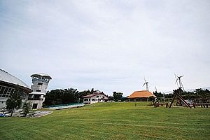 山形県東田川郡の風車村。。庄内平野、月山や鳥海山が一望できる。