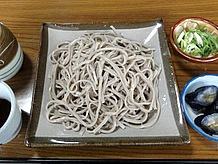 「原口そば」のもりそば （650円／大盛り800円）。このほかメニューは、胡麻か納豆味のそばがき（550円）。