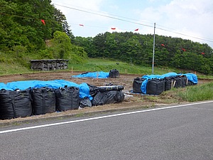 除染作業後出た土壌などは黒いビニール袋に入れられて置かれています。この後、どういう処理をされるのでしょう。