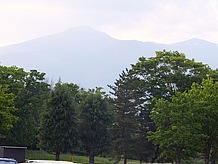 墓参りの帰途、東北道安達太良SAから見た安達太良山。ふるさとの山は本当に素晴らしい。なにがあってもそこにあって、見守っていてくれるのです。