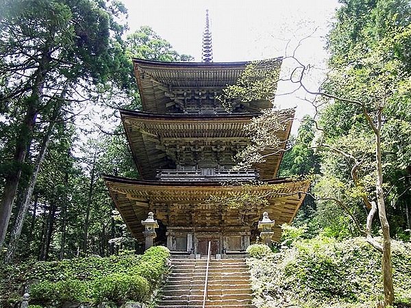 小浜市門前にある「明通寺」。鎌倉建築を代表する建造物で本堂と三重塔は国宝に指定。拝観料400円で、お坊さんが説明をしてくれる