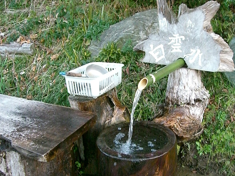 ①の分岐にある「白雲水」。冷たくて美味しい湧水で水受けも清潔。林道分岐の目印にするといいが、低い位置にあるので見落とさないように