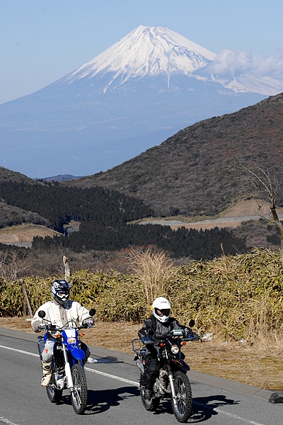 伊豆半島の山間部にある仁科峠。標高900m、360度のパノラマは素晴らしく、駿河湾、天城連山、富士山を望む。交通量が少なく快適で、春にはあわい桃色の山桜も咲きほこる。