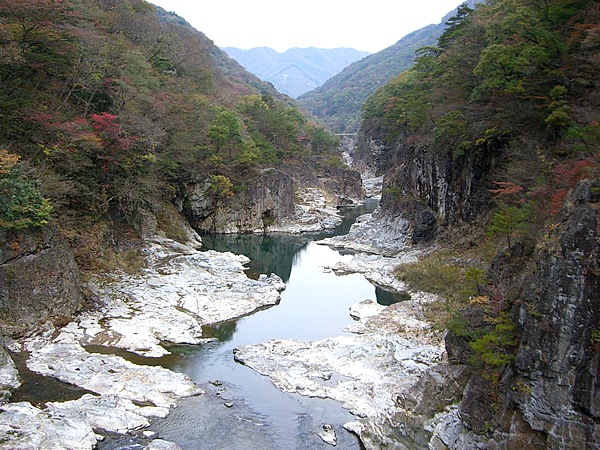 鬼怒川の上流にある龍王峡は、火山の噴火によって形成。川の流れに長い年月をかけて侵食された景勝地。紫龍峡、青龍峡、白龍峡の3つのゾーンに別れた奇岩怪石や、新緑から紅葉まで四季折々の渓谷を堪能できる