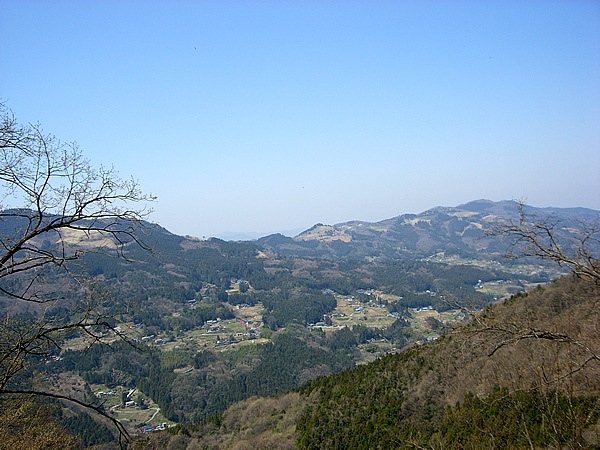 笠山の西側を通る。眼下には小川町、遥か北に遠望するのは、群馬県に鎮座する百名山の赤城山？　だとしたら、こんどは向こうの峰から笠山を見たくなった