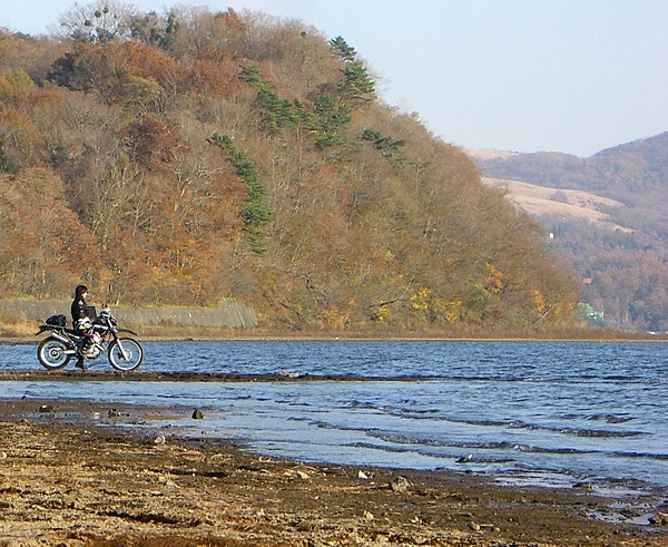 山中湖の北側に回り、水辺まで降りてきた。キラキラと輝く湖面の先には富士山がそびえたっている、しばらく眺めていると、太陽がてっぺんに到達した。その瞬間、富士山は光り輝き、まばゆいばかりの美しさとなった