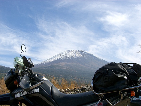 標高3776m、日本最高峰の富士山。古来より山岳信仰があり、神の山として崇められている。四季を通じ、見る場所によって、さまざまな表情に感動し心を癒してくれる。だからまた出かけたくなるし、つい走り過ぎてしまう……