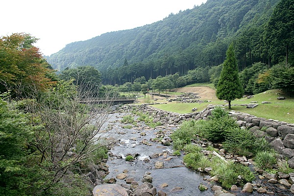 水神社を桃沢川の渓流沿いに下った場所にある「水と緑の杜公園」。川の地形を生かし広々とした公園で、東屋で休憩したり芝生の上で横になったり、愛鷹山の自然を満喫できる。下流には桃沢キャンプ場もある