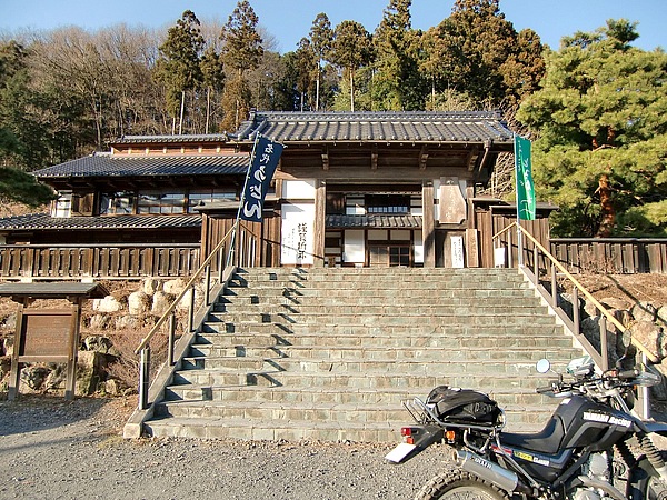 立派な古民家を移築し再利用した、うどん店「やすらぎの家」。打ちたて、茹でたてのうどんを広いお座敷でいただく。香ばしい焦がしネギ入りの肉汁かけうどんはお勧め。もりうどん500円、大盛り100円増。電話:0493-67-0800