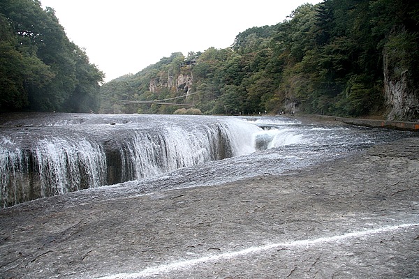 片品川にかかる、国の天然記念物「吹割の滝」。河床にある高さ7m、幅30mほどのV字谷に向い、三方から河川が豪快に落下、水しぶきが吹き上げる。その様子は圧巻で、「東洋のナイアガラ」と呼ばれるにふさわしかった