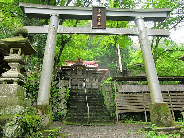 平将門にまつわる伝説が残る城峯山。この山頂近くを走る「林道城峰線」の終点には「城峰キャンプ場」があり、杉並木の参道を歩くと「将門」の扁額が目立つ「城峯神社」が建つ。近くの絶壁状の岩場に「将門かくれ岩」もある