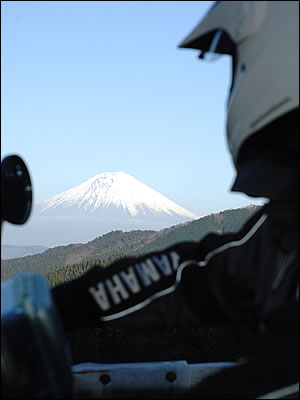 この林道の富士山ビューポイントはわずか1か所。それも天気が良くないと拝めない。寒いこの季節は、空気が澄んでいて綺麗な富士山が見える。