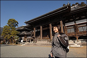 鎌倉時代に日蓮聖人によって開かれた久遠寺。寺院の規模は迫力。目についた重厚な釣鐘は、低く霊山の身延山に響き渡るのだろう。