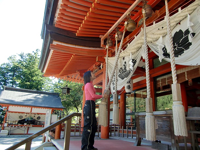 大きな翼のような屋根と朱色に塗られた神殿が美しい「金桜神社」。御神宝は水晶。約600本の桜が植えられ、本殿に黄金色の花を咲かせるウコン桜は、金の成る木として拝まれ、水晶の守りを受けると金運に恵まれるとか