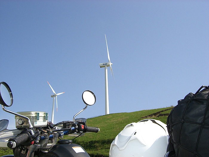 風力発電の風車が10基並ぶ、俵山峠越えの旧道。南阿蘇の雄大なロケーションが望めるワインディングが魅力だ。