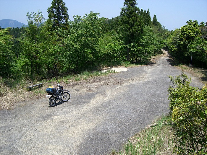 気持ちよく走行できる境谷林道の峠付近。木々に囲まれているが、とっても明るく風も穏やか。山菜採りや自然観察にも良さそうで、小林市の秘境。