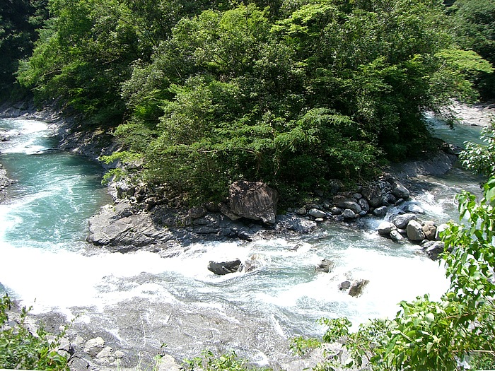 徳島県と高知県の県境にある矢筈峠を南下。曲がりくねった狭い道を抜けると、笹川沿いに県道49号を下る。上流には巨岩と清流が美しい笹渓谷が広がり、奥物部の自然美を眺めながらの下り道となる