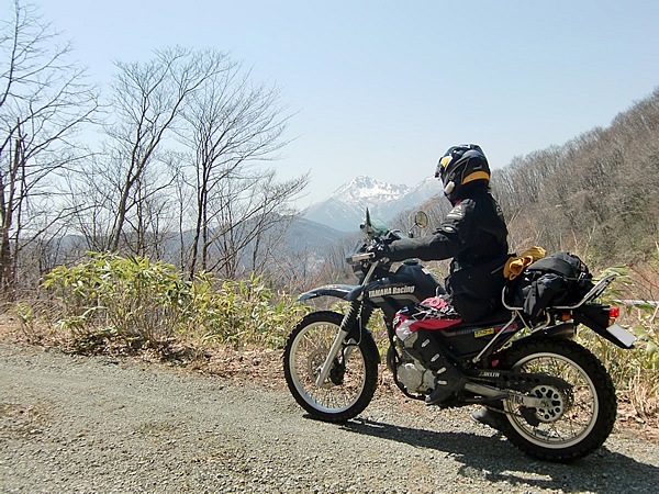 布森山の山頂近く、標高1060mを走る「林道小田達沢線」。尾根からは磐梯山を望み、原生林が豊かで夏の盛りと紅葉の景色は素しい