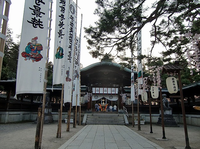 上杉謙信を祀る「上杉神社」。大正12年に伊藤忠太の設計で建立。その作りは城下町米沢に情緒と品格をもたらしている。隣接する上杉神社宝物殿「稽照殿（けいしょうでん）」も同氏の設計。参道に架かる「舞鶴橋」ともに重要文化財