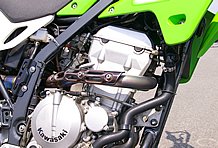 エンジンはKLX300Rのパーツを流用して292ccにボアアップし、ST-1カムを組む。それにあわせて補機類もすべて変更されている。