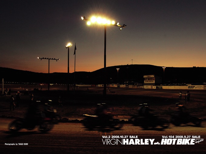ハーレーダビッドソン 夕暮れ時のダートトラックレース