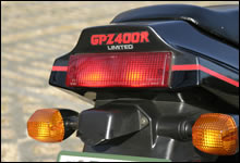 GPZ900Rに近い雰囲気のテール周り。カウルレスのFX400Rはテールランプが大型化されデザインも違う。