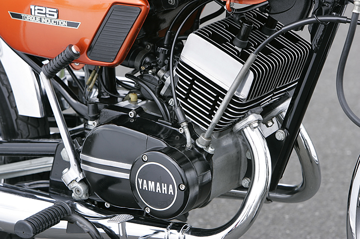 宜しくお願いいたしますYAMAHA　 ＲＤ125　前期　丸タンク用　2スト　　エンジン　バラ　旧車