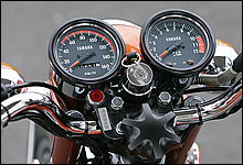 スピードメーターのフルスケールはなんと160km。レッドゾーンは10000rpm。このバイクの性能が並みではないことをしめすコックピットだ。